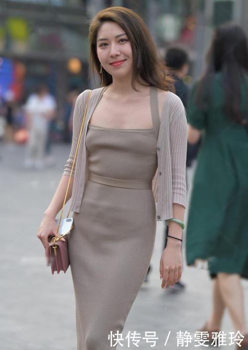 30多了还爱臭美,裙子后绑条“尾巴”,真让她收获了好身材