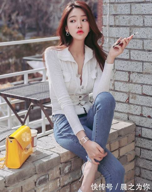s型曲线 气质小姐姐搭配牛仔裤,尽显窈窕的身姿,太好看了