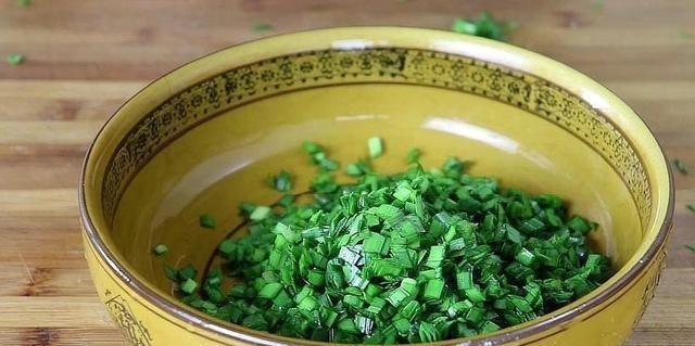 食用油|韭菜别炒着吃,加3个鸡蛋,教你1个新吃法,比吃肉还解馋