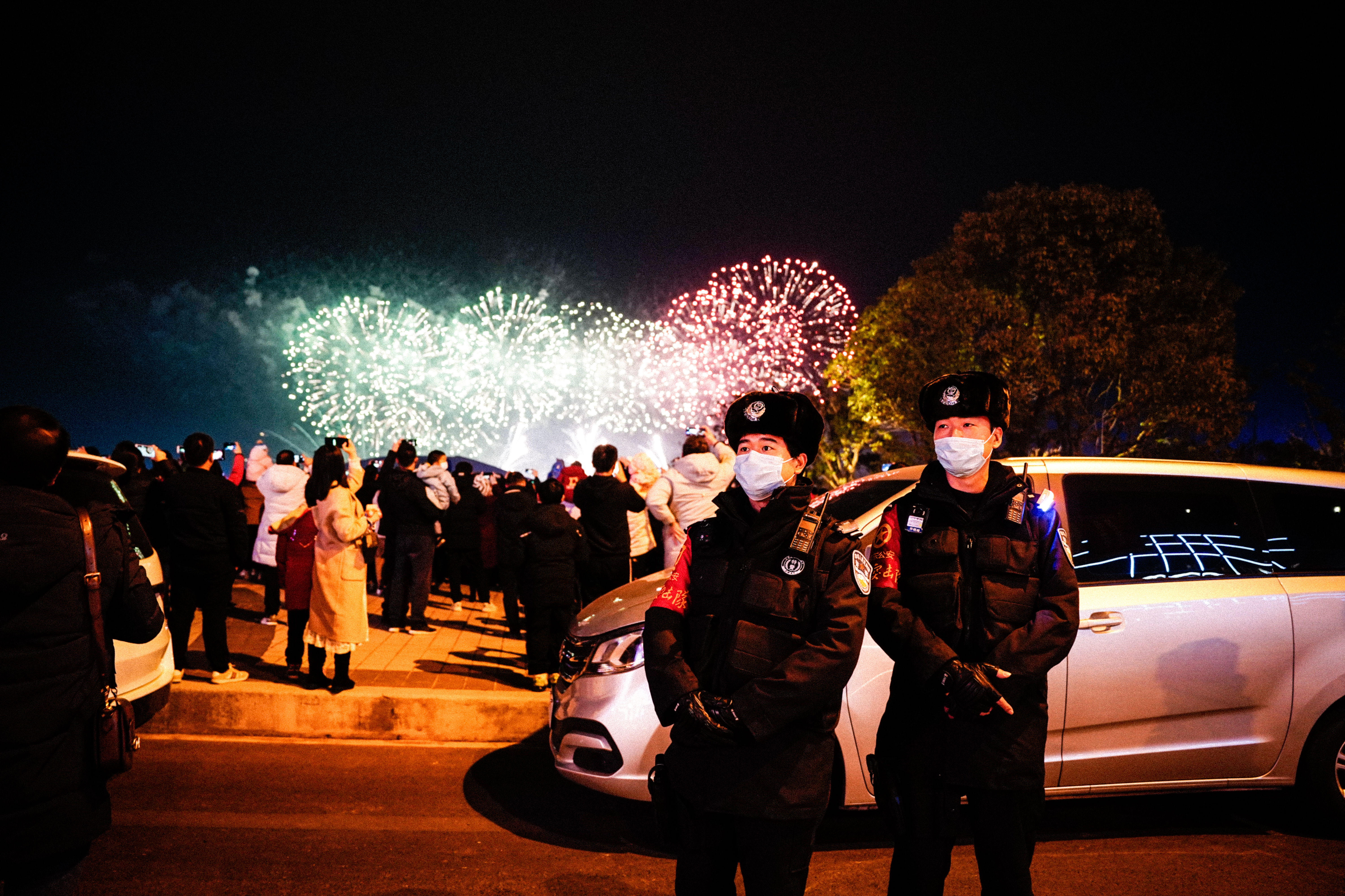 滴水湖畔|昨夜今晨，在临港滴水湖畔璀璨的火树银花中，他们这样坚守……