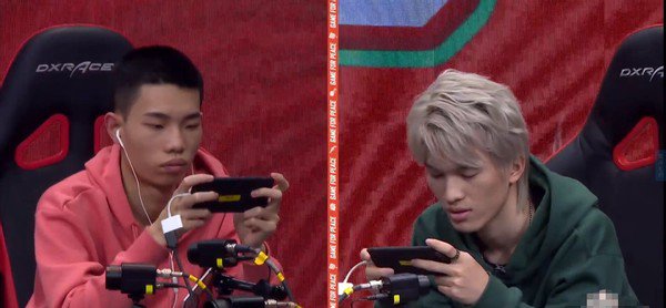 鲨鱼参加光子春晚,与小鹿穿情侣装亮相,粉丝调侃:负心汉