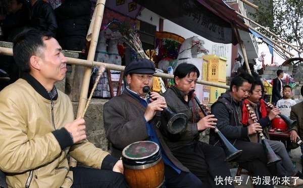  寓意|农村办丧事时，起棺前为什么要摔盆？并非礼节，背后有深刻寓意！