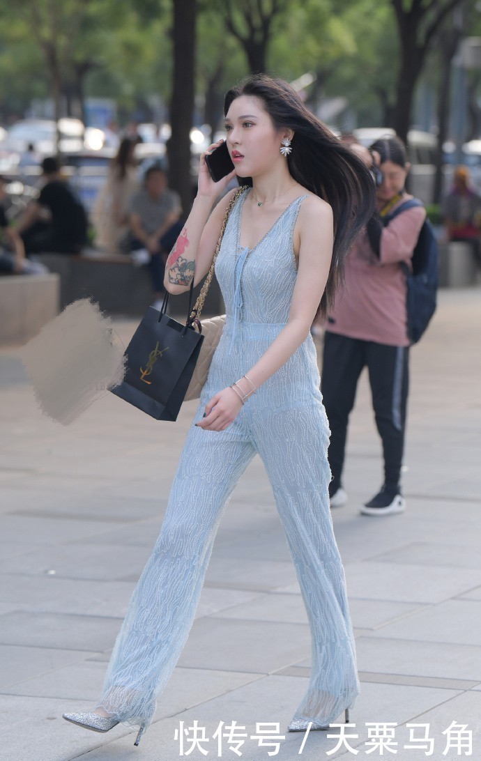 走在时尚前沿的姐姐,体验了下连体裤,效果太震撼