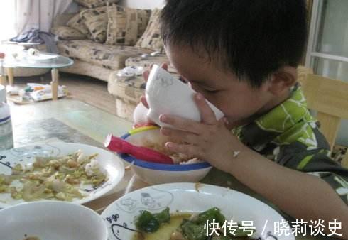 行为|5岁男娃才90CM!家长以下这些行为,容易让孩子积食又长不高