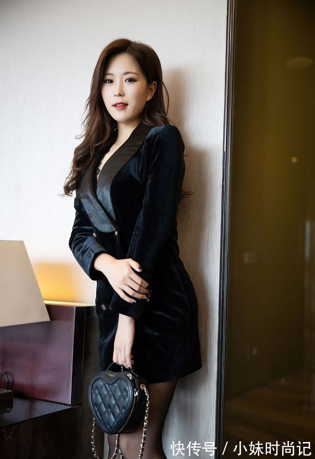 尖头|黑色修身版西装裙,搭配黑色细跟尖头靴,女人味十足