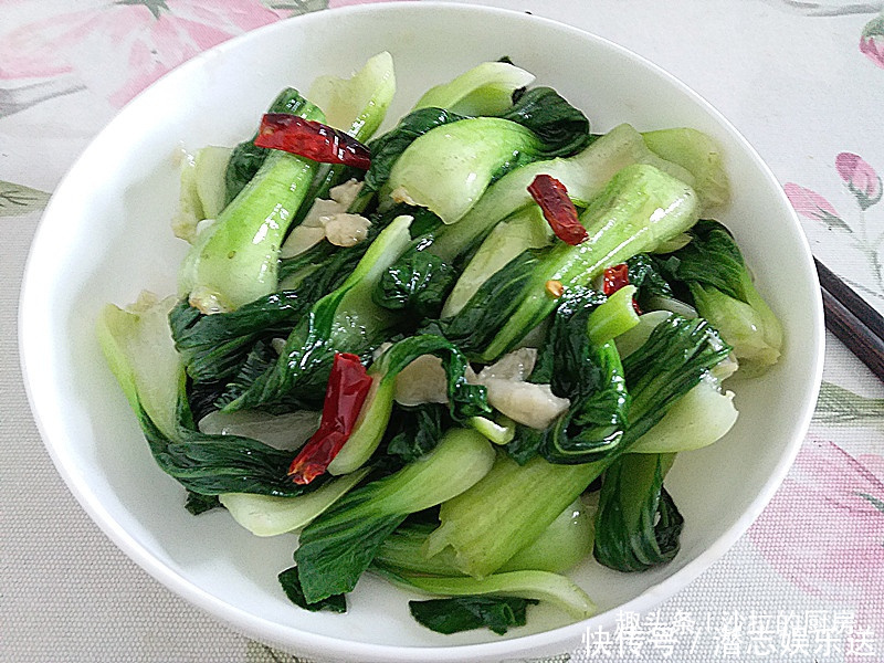 炒青菜|原来炒青菜也有窍门,这么炒色泽翠绿油亮,口感脆爽,简单又营养