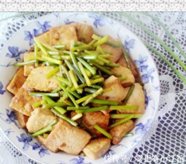 普通的家常蒜苗烧豆腐,做法很简单,味道很不错!