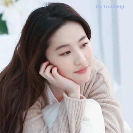 琼女郎 岳翎 被初恋甩 为谢祖武不拍吻戏 遇真爱退出娱乐圈 快资讯