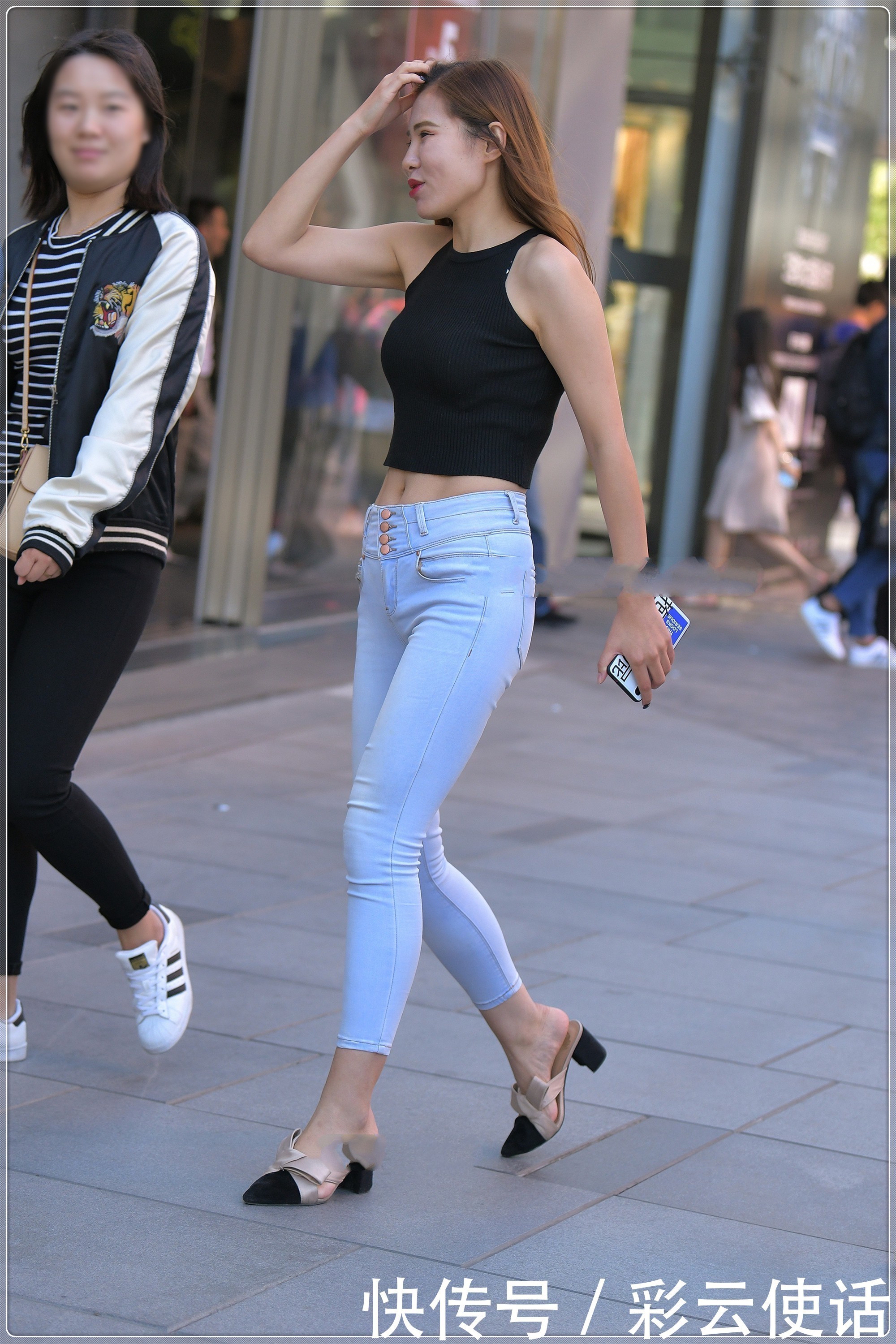 黑色无袖短款背心搭配浅白色牛仔裤，潮酷有型，御姐范十足