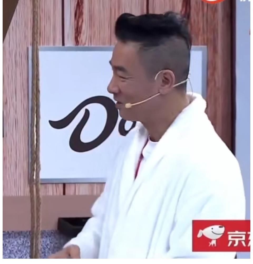 陈小春穿浴袍直播