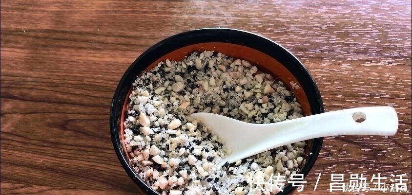 糯米粉别用油炸了,筷子搅一搅,不加一滴水,吃着不腻特别香