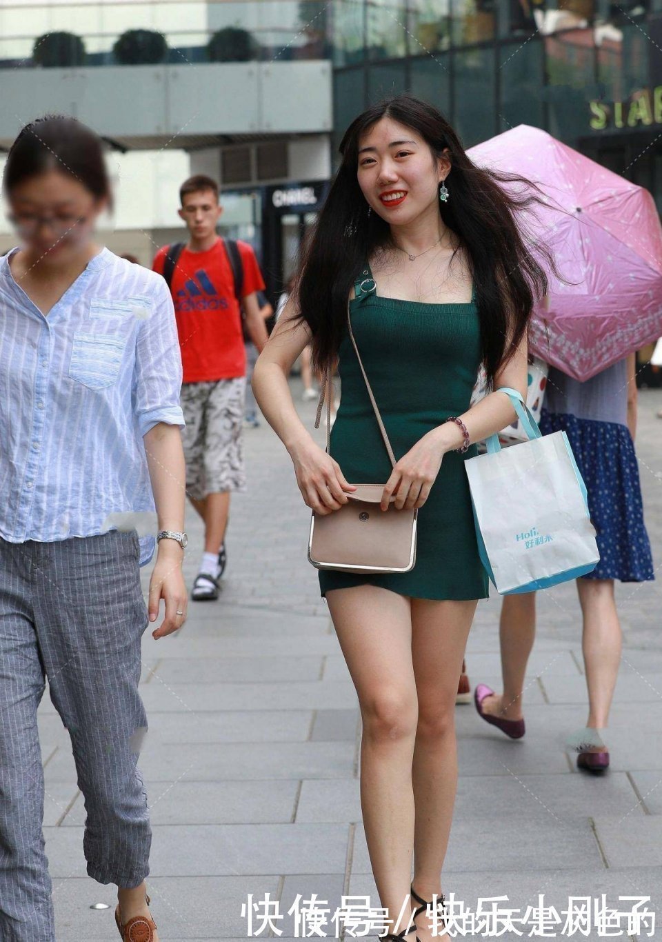 小姐姐 优雅的小姐姐,墨绿色的修身裙,高级洋气而时尚感爆棚,凸显魅力