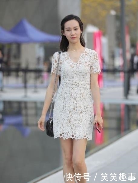 感觉|街拍:紧致身材的小姐姐,走路自带气质,让人心动的感觉