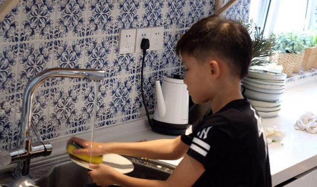 晒晒孙楠住的豪宅，全屋铺着实木地板，面积大得像个迷宫