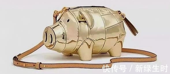 朋友们|奢侈品牌频出猪系列，古驰的猪可爱，蔻驰的猪包像装饲料的袋子