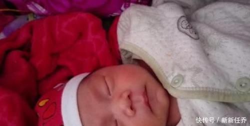 妈妈发现宝宝的背上长满了''黑刺''，把刺一根根拔掉，医生检查后大骂无知