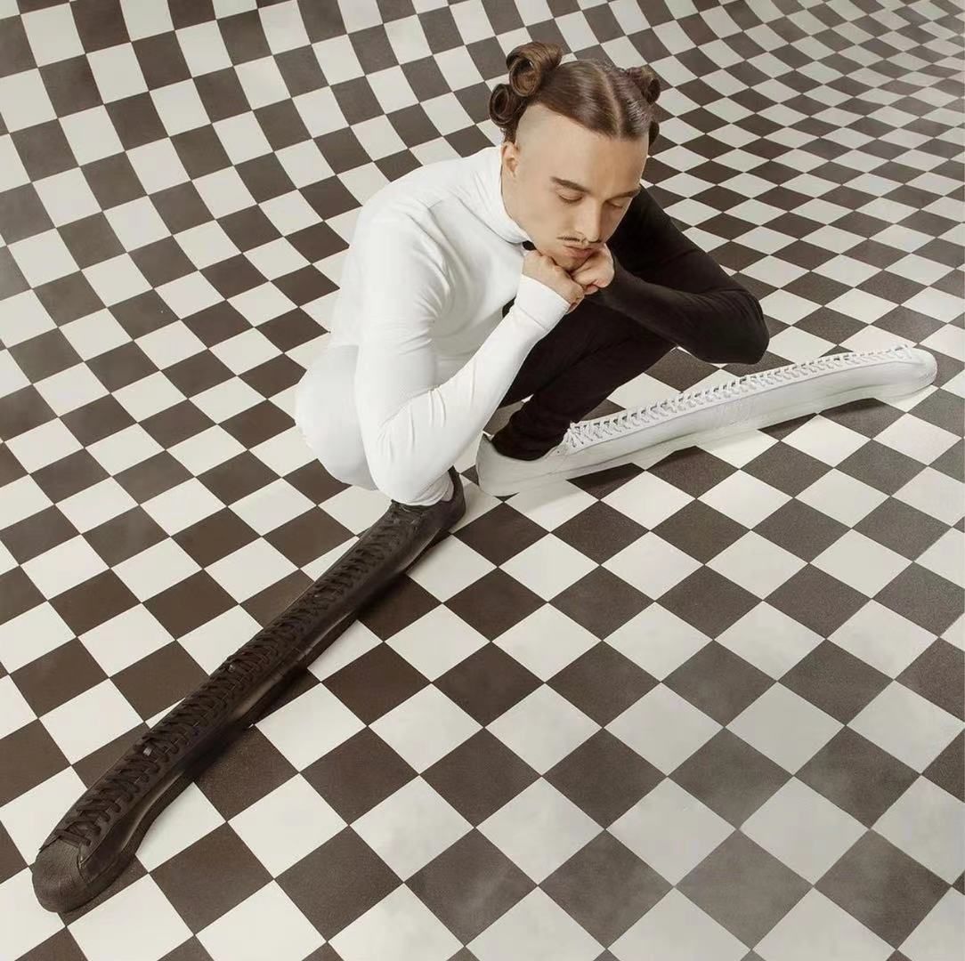 波鞋|摩登日记|超长波鞋、面包拖鞋……时尚界因他诞生的搞怪单品