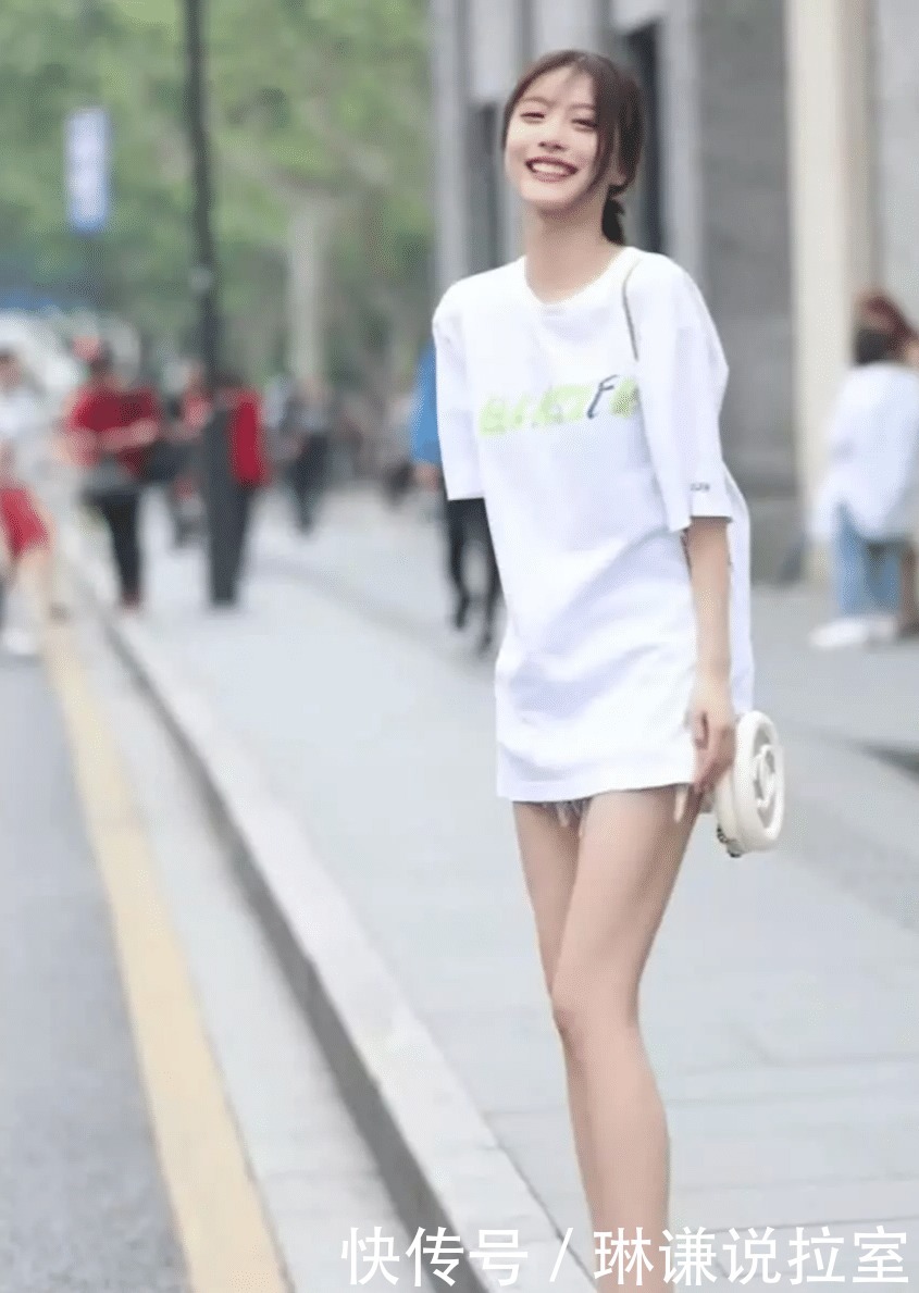 看起来非常|最近火了一种裤子穿法:叫“别乱动”,不动弹还好,一抬手就消失