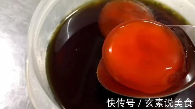 鸡蛋又出新吃法，蛋黄腌在酱油里，10天后比咸鸭蛋还下饭！