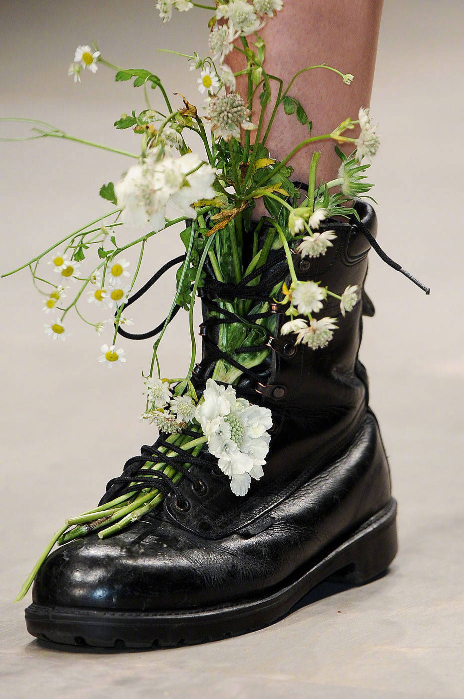 马丁靴新穿法,步步生花的田园浪漫|上游时尚| 马丁靴