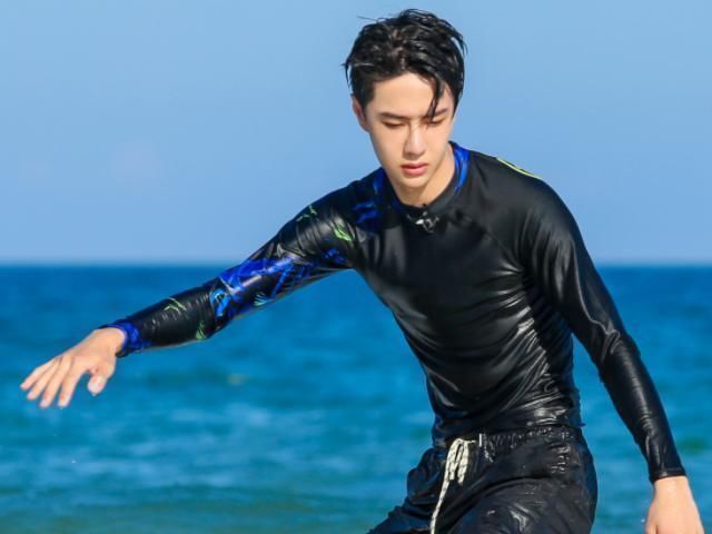 王一博 当180的王一博遇到177的黄轩,本相差3CM的身高,却矮了一截