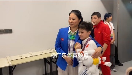 红姐|全红婵为人处世真敞亮!红姐把自己的宝贝送给领导,真是会来事