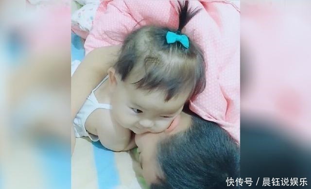 哥哥|妹妹醒来爬到哥哥身边,哥哥一把搂住妹妹,下一秒差点把我笑喷了