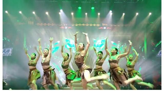 《这就是街舞4》总决赛之夜，布布打封闭上场，丛林造型致敬黑豹