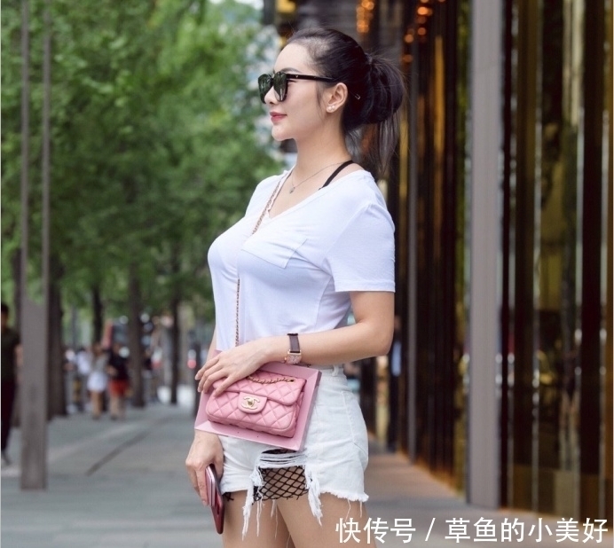 街拍：丰腴有致,身材高挑的妹子，简约又大方的搭配真好看！