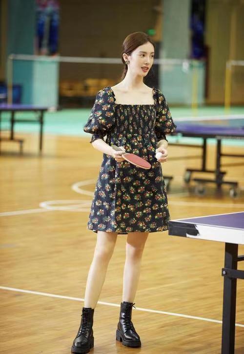 小姐姐|蓝盈莹又“火”了，穿碎花连衣裙清新减龄，秀出“漫画腿”好抢镜