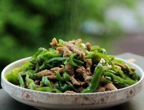 下锅|青椒炒肉丝,直接下锅炒是不对的,多加1个步骤,肉丝嫩滑不粘锅
