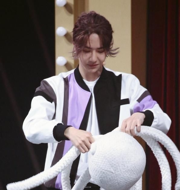 王一博以为没镜头,玩偶套头上就算了,再看他手上:本性藏不住了