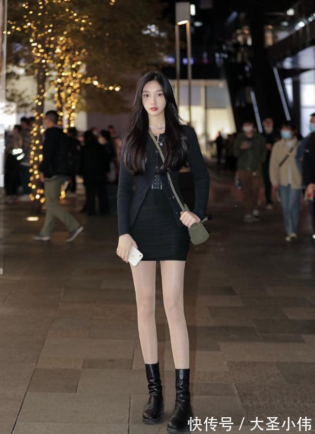 长靴|美女街拍:光腿袜虽然很潮流,但是搭配也要讲究,选对鞋子让人更漂亮