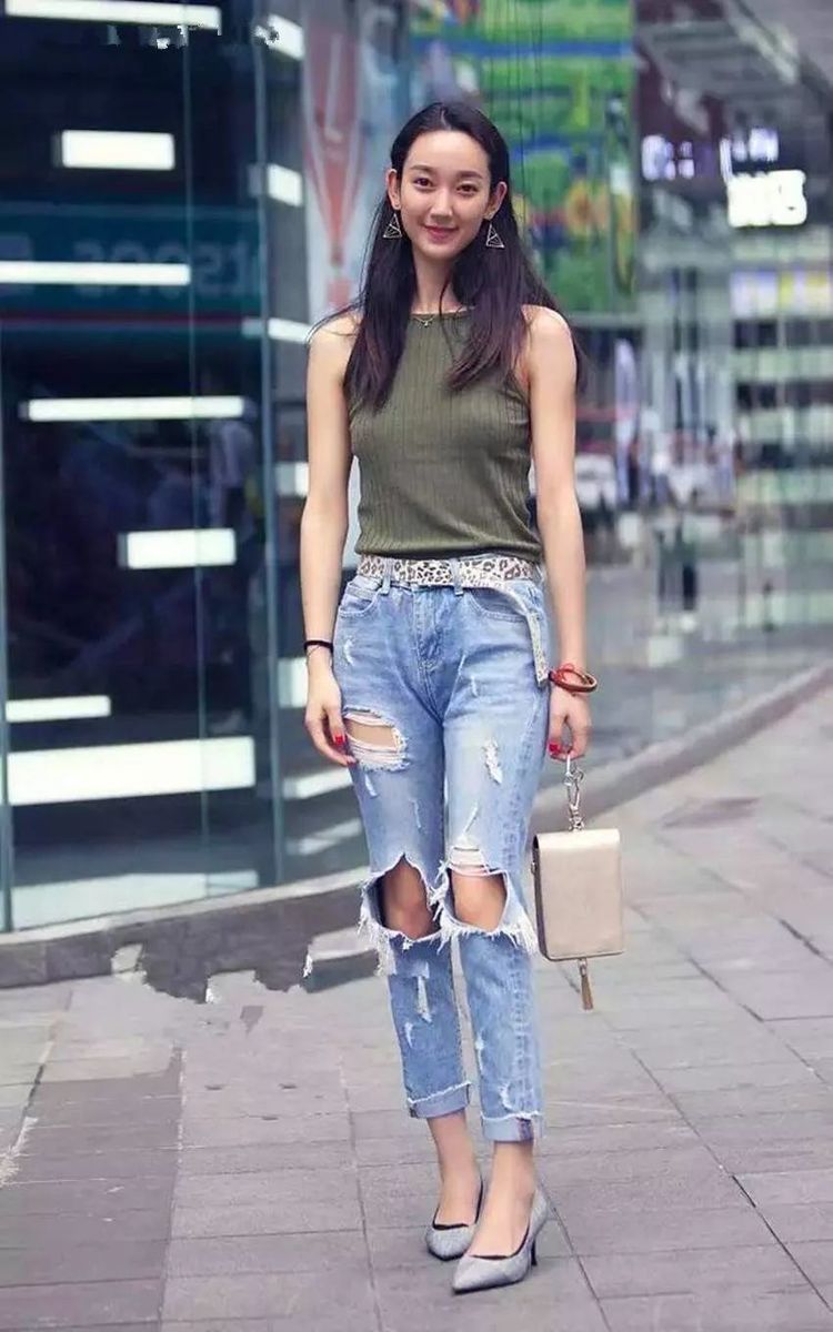 美女|街拍:气质清秀的短发美女,多了几分高贵气韵