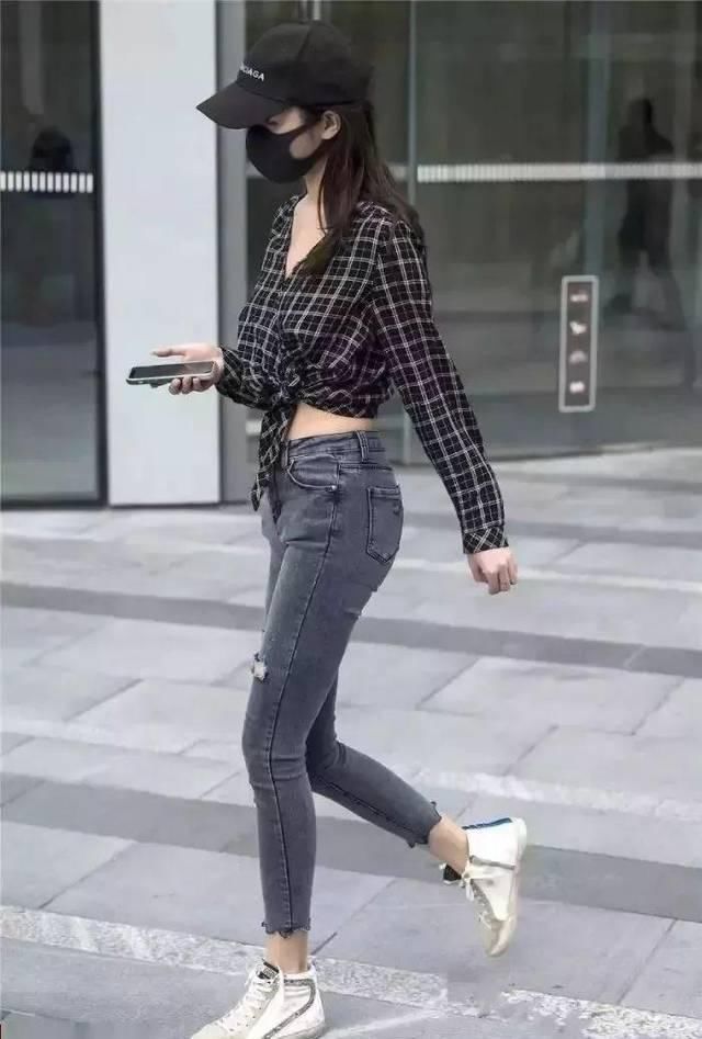  格子|街拍美女格子衬衫加紧身牛仔裤属于小姐姐的味道