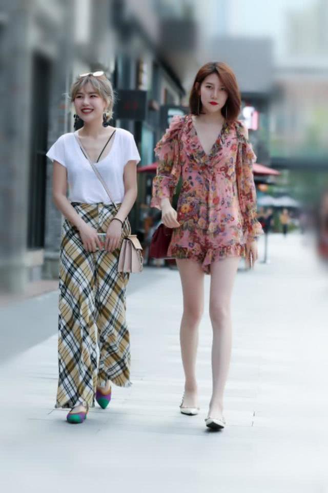 街拍:气质靓丽的时尚闺蜜,格子裤搭配柔美的白色短袖,很显活力