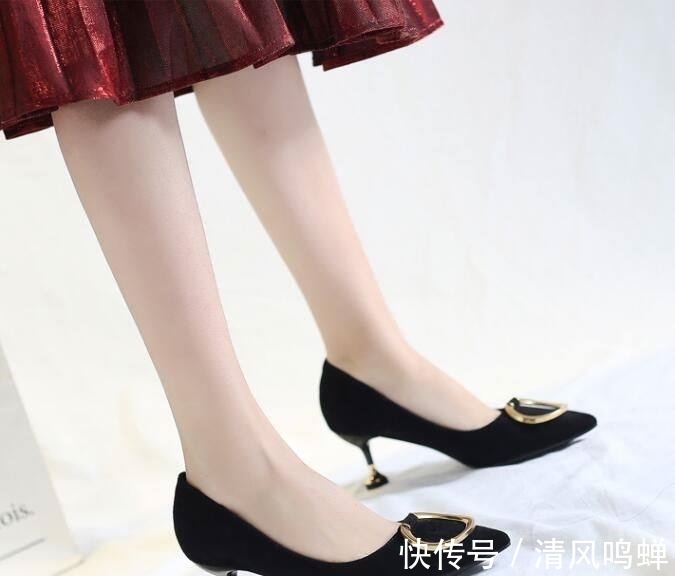 尖头|一双“小猫跟”造型柔美浪漫,高跟鞋让你轻松收获女人味