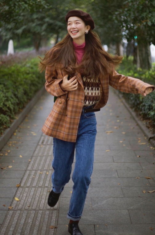 小白鞋|秋冬格纹西装怎么穿?4套直接套用的穿搭模板,不光养眼还很时髦