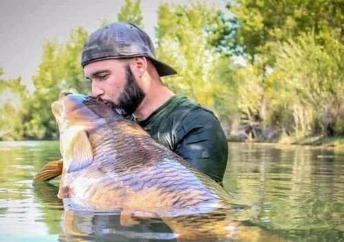 在欧洲钓鲤鱼是一项非常高大上的运动,一套装备要几干欧