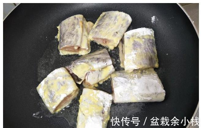 外婆用了30年的炸带鱼方法,5分钟上桌,外酥里嫩,不掉皮不粘