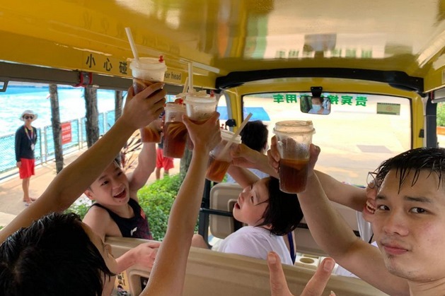 陈艾森|全红婵与师哥同坐缆车,森哥:跳下去能翻几周?红姐:最少2周