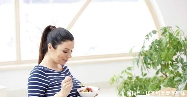 大眼睛|为了生出大眼睛宝宝，孕妈孕期葡萄吃不停，娃出生之后却让人迷惑