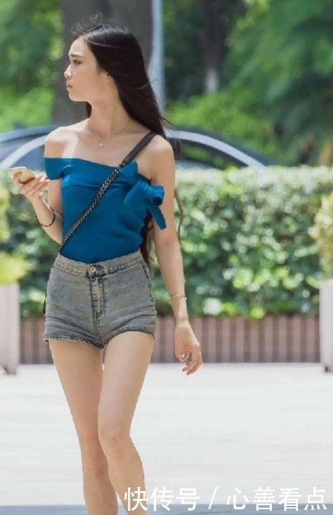 紧身衣|街拍：小姐姐下穿高腰牛仔短裤上面搭配蓝色露肩紧身衣，非常漂亮