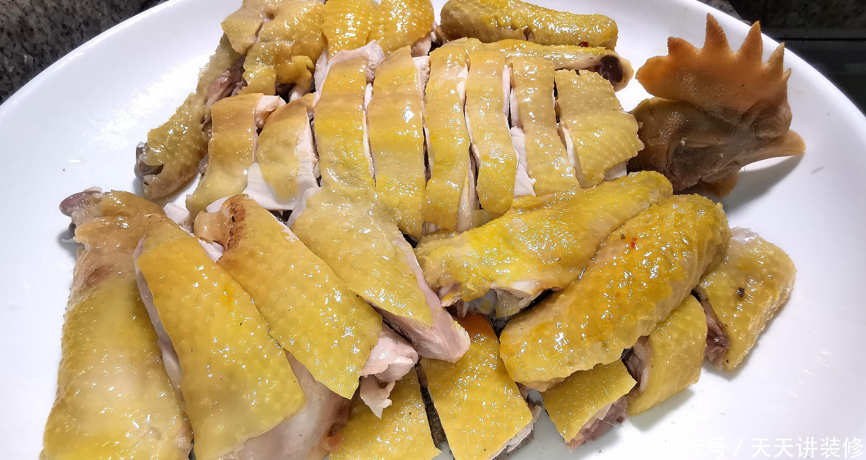 大厨教你正宗白切鸡做法，皮爽肉滑鲜美，搭配3碗蘸料，原汁原味