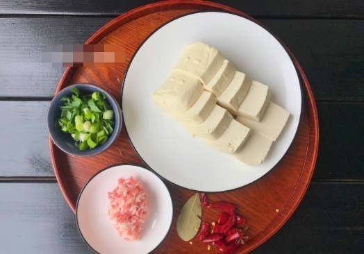 炖豆腐时,往锅里扔这2味香料,炖出来的豆腐又香又嫩,超美味!
