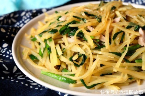  韭菜炒土豆丝，肉末中加入香醋可以提香