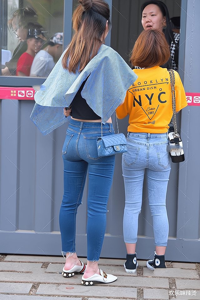 蓝色条纹衬衣搭配破洞牛仔裤，清新又日常，简约又大气