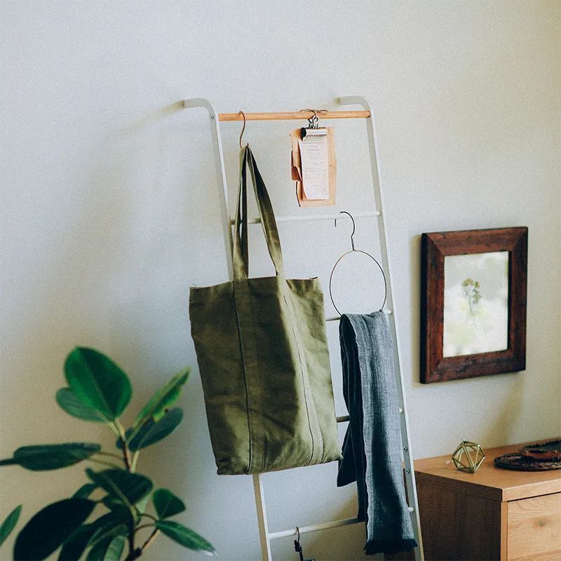 衣架|睡觉前、进门后脱下来的衣服放哪好别傻傻放沙发上了……