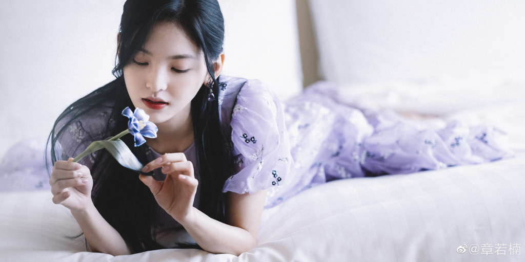 章若楠真会穿！黑色长款羽绒服保暖舒适，戴黑框眼镜也难掩女神范