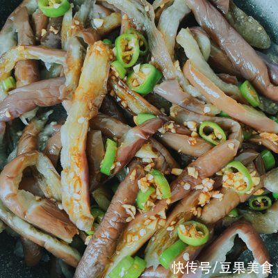 小葱|#不容错过的鲜美滋味#手撕茄子